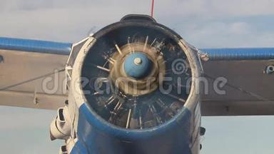 一架有引擎运转的俄罗斯旧<strong>双翼飞机</strong>的正面景色